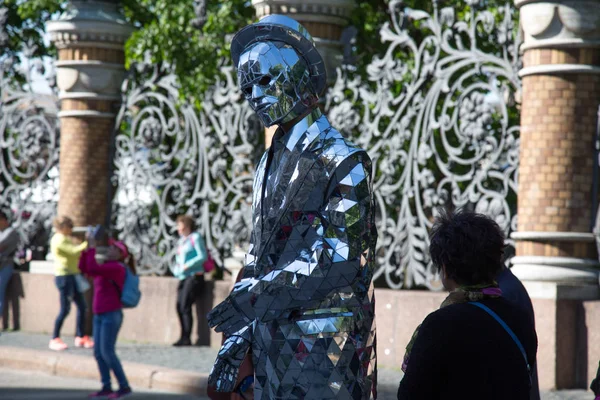 Concepto futuro robot de rendimiento callejero como aspecto masculino —  Fotos de Stock