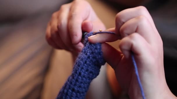 Mujer ganchillo lana hilo fondo — Vídeos de Stock