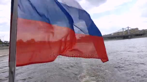 Λευκό, μπλε/κόκκινες ρίγες ρωσική σημαία στο παρασκήνιο θυελλώδη ημέρα πλοίο — Αρχείο Βίντεο
