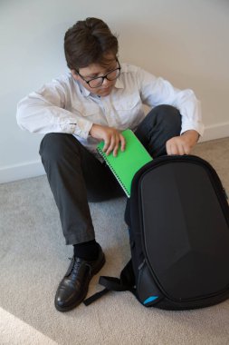 Ciddi çekici genç koyarak notebook sırt çantası