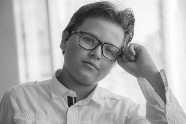 Yakışıklı ciddi genç çocuk gözlük gülümsemek