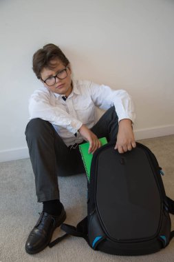 Üzgün genç öğrenci hazır okuluna