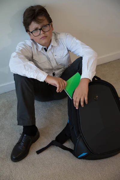 Upprörd tonåring sitter nära skolan ryggsäck — Stockfoto
