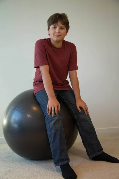 Gym boll tonåringen vilar tittar på kameran — Stockfoto