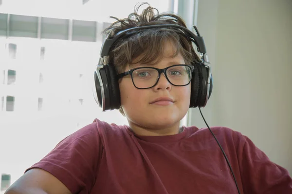 Όμορφο εφηβικό αγόρι που φοράει ακουστικά closeup — Φωτογραφία Αρχείου
