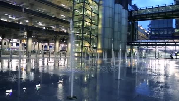 Pan agua fuentes fondo Heatrow aeropuerto Londres — Vídeo de stock