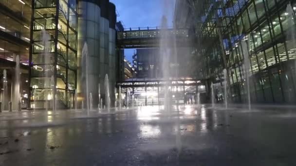 Inclinaison nuit fontaine d'eau bâtiment fenêtres fond — Video