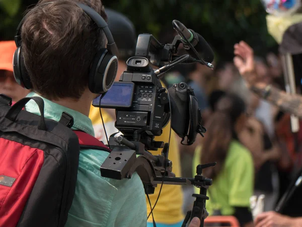 Sokak kalabalık kişi çalışıyor kamera operatörü