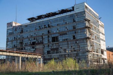 Mezar arka bina endüstriyel