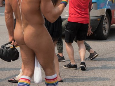 Genç erkek çıplak buttucks sokak gay geçit yürüyüş