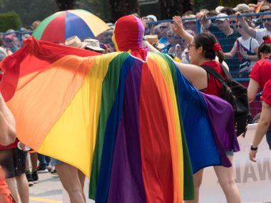 İnsanların arkasında barlar gay destekçileri gurur yürüyüş