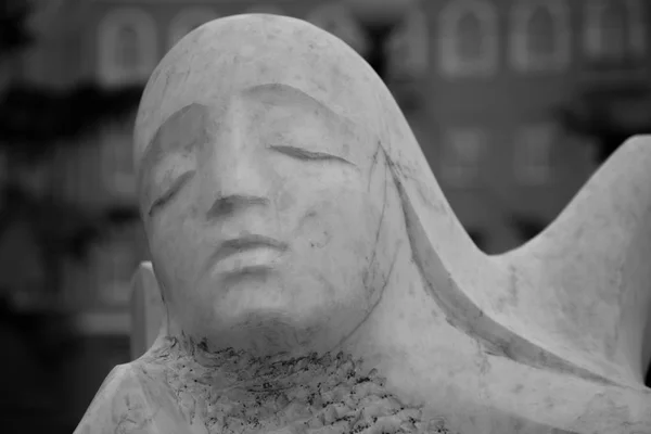 Scultura donna testa di marmo da vicino triste — Foto Stock