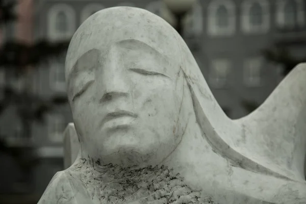 Triste rosto scalpture rosto feminino branco pedra closeup — Fotografia de Stock