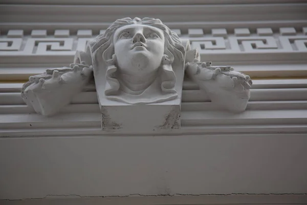 Detalhe arquitetura baixo relevo cabeça mulher pedra branca — Fotografia de Stock