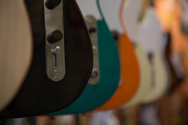 Müzik Mağazası asılı birkaç elektrik gitar — Stok fotoğraf