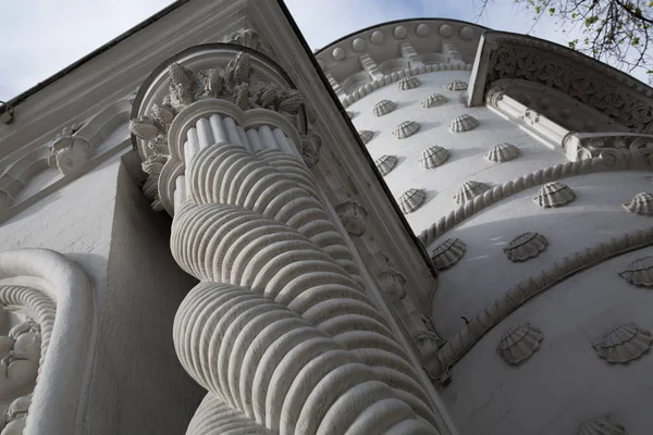 Edificio de fragmentos estilo moderno espiral columnas —  Fotos de Stock