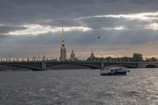 Saint Petersburg cityscape water bridge  skyline Admiralty building — Stock Photo, Image