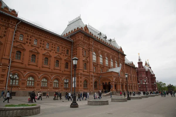 Kırmızı kare Moskova tarihi Müzesi dış düşük açı