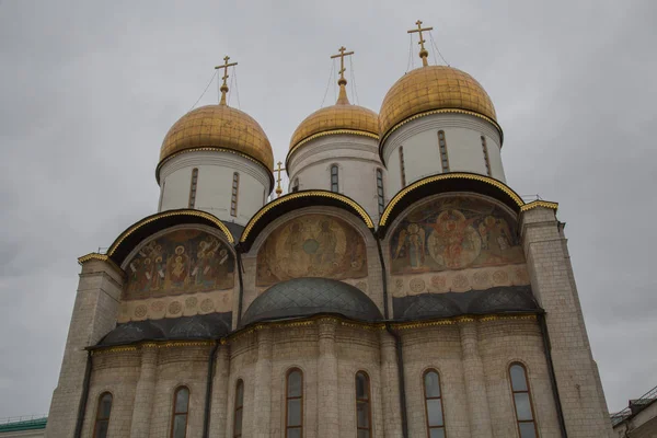 Assunzione cupola vecchio edificio ortodosso cupola d'oro — Foto Stock