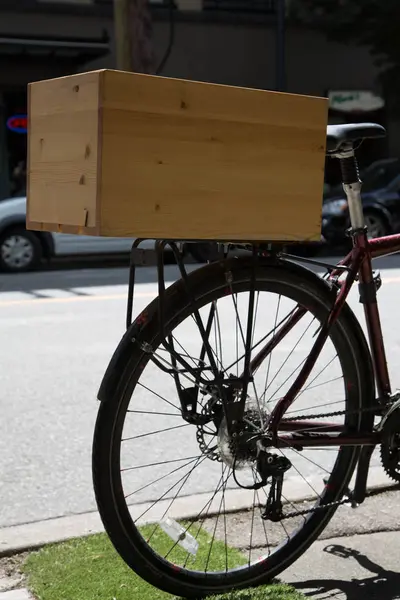 Fahrrad geparkt Nahaufnahme Radträger Holzkiste — Stockfoto