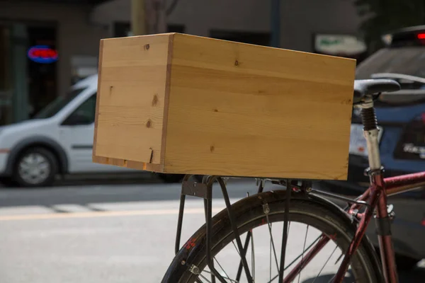 Caja de madera en ecología de primer plano de bicicleta —  Fotos de Stock