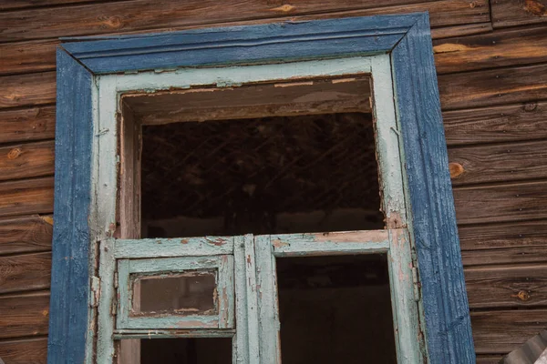 Abandonat casa de lemn closeup fereastră cadru — Fotografie, imagine de stoc