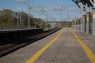 Boş Tren İstasyonu açık mavi gökyüzü Köyü