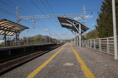 Tren İstasyonu platformu yok insanlar düşük açılı mavi gökyüzü vurdu.