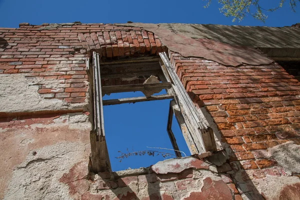 Fereastra de perete ruinat albastru cer exterior — Fotografie, imagine de stoc