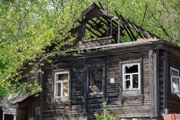 Ruinat din lemn vechi casa rurala nici un popor — Fotografie, imagine de stoc