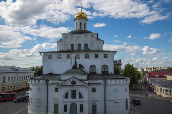 Cancelli d'oro punto di riferimento Vladimir Russia cielo blu esterno — Foto Stock