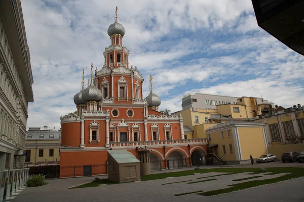 Rosso bella chiesa ortodossa cielo nuvole — Foto Stock