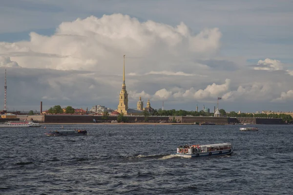 Saint Petersburg Russia waterfront Admiralty building — Stock Photo, Image