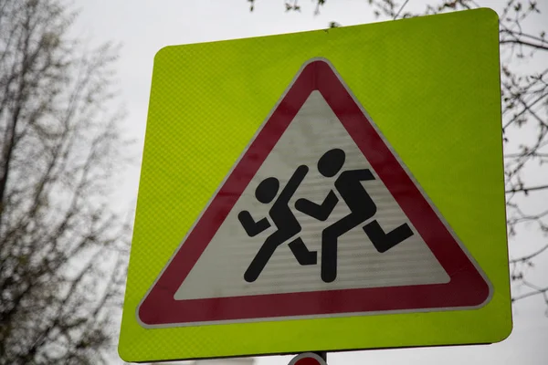 Advertencia amarillo carretera señal escuela zona peatones primer plano —  Fotos de Stock