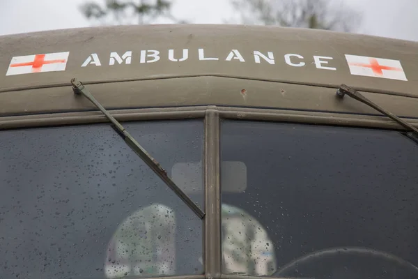 Oldtimer Militärkrankenwagen Windschutzscheibe — Stockfoto