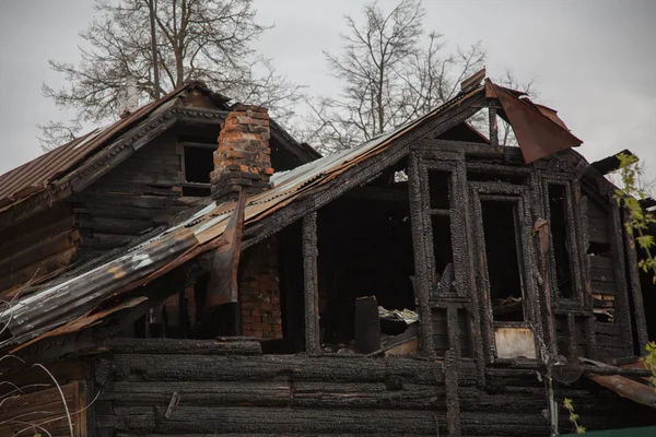 Покинутий дерев'яний будинок після пожежі — стокове фото
