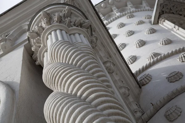Detalle arquitectura piedras blancas columnas fachada palacio —  Fotos de Stock