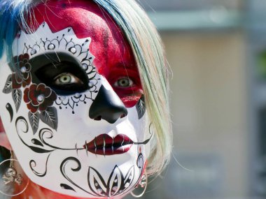 Güzel karnaval giyen erkek açık closeup maske