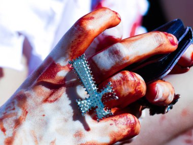 Yaralı kadın manifatura parmakları kan kavramı kurban terörizm kaplı