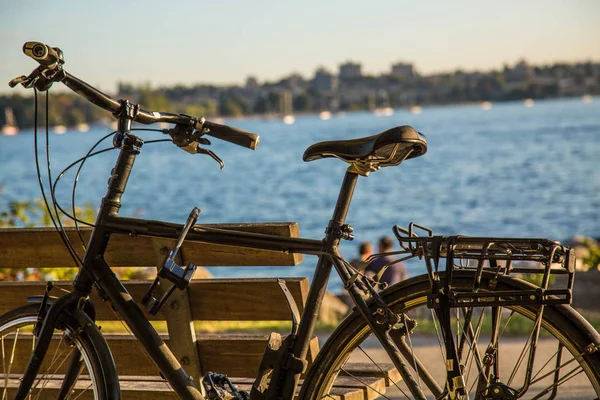 Fahrrad steht in der Nähe von Bank am Meer Nahaufnahme — Stockfoto