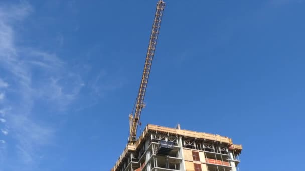 Budowlanych dźwig niebieski niebo budynek Miejski Dom — Wideo stockowe