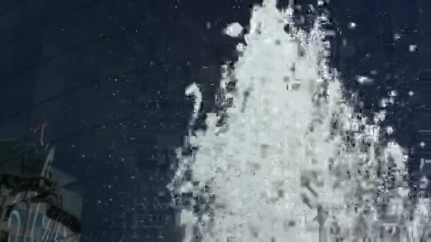 Fuente de agua fondo azul oscuro — Vídeo de stock