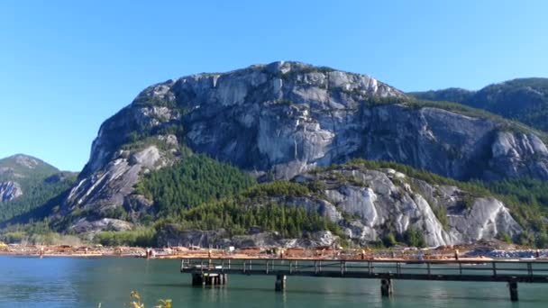 Landschap rocky mountains bomen oceaan landschap pan schot — Stockvideo