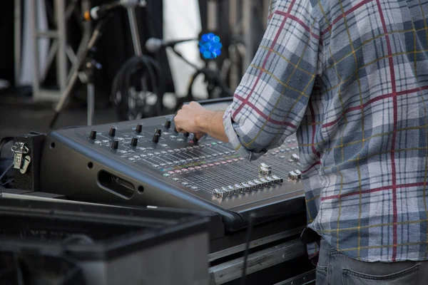 Dj kurulu erkek eli açık closeup karıştırma