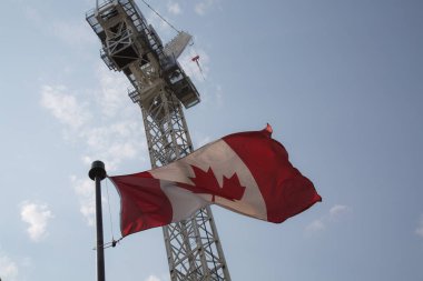 Kanada bayrağı sallayarak inşaat düşük açılı atış vinç