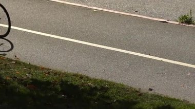 Ağır çekim siluet bisikletçi yol taşıma