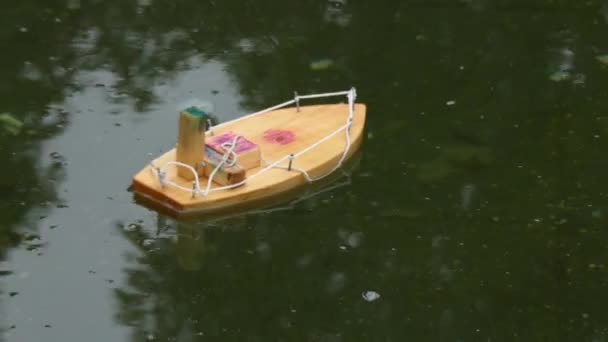 Dřevěný člun loď vody pozadí — Stock video
