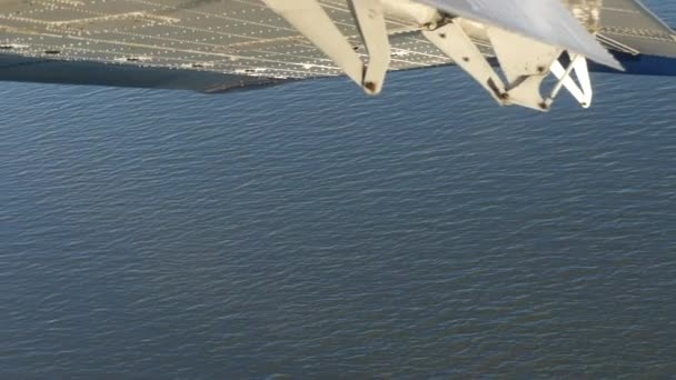 Vliegtuig vleugel close-up vlucht over water backgroound — Stockvideo