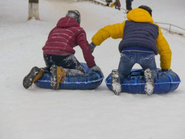 İki erkek açık oynayan boru tepeden aşağı kar