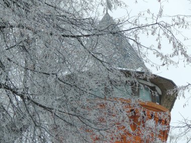 Kırmızı tuğla tarihi su kulesi kaplı kar closeup Vladimir Rusya Kasım 2017